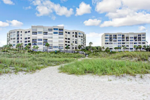 Photo 1 - Oceanfront Condo With Pool & Tennis - Balcony, AC, Wifi & Washer/dryer