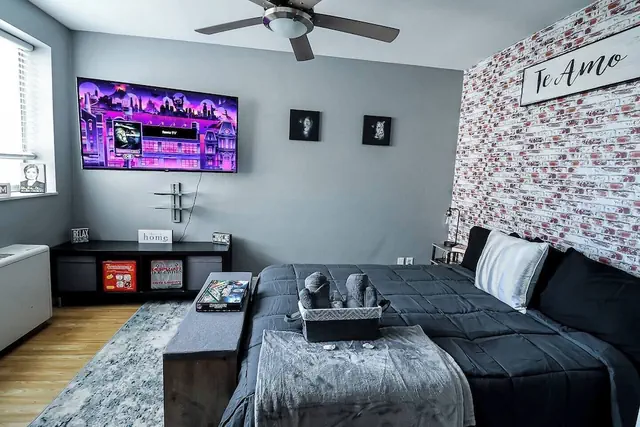 Photo 1 - Highrise DTWN 3 Bed Condo w King Bed