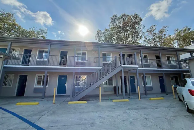 Photo 1 - La Casa Motel Burbank Airport - LA