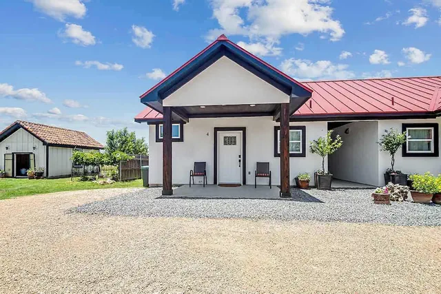 Photo 1 - Pet Friendly W/hot-tub-six Minutes to Downtown!