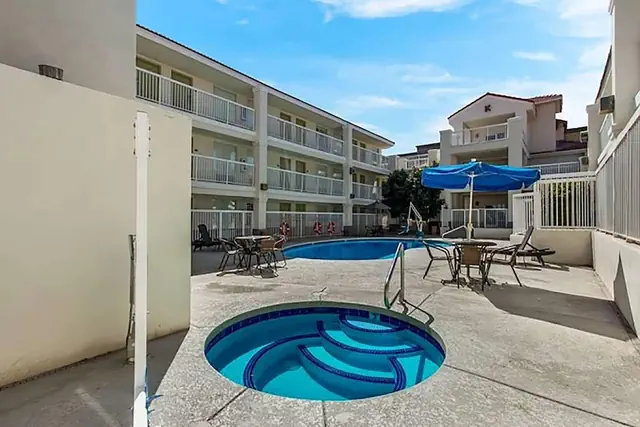 Photo 1 - Howard Johnson By Wyndham Tempe University/Phoenix