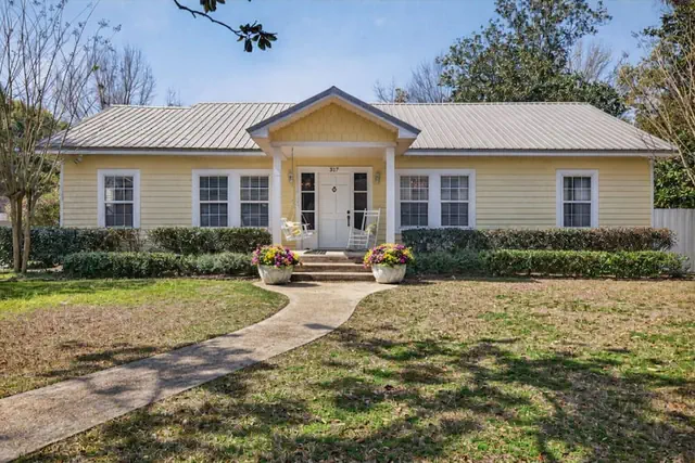 Photo 1 - Authentic Ocean Springs Cottage