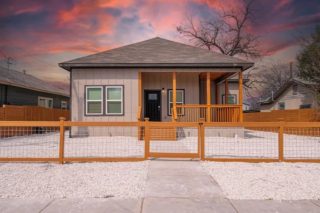 Photo 1 - Sleek 3 Bedroom 2 Bath Just 5 Minutes to Downtown