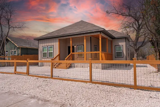 Photo 1 - Sleek 3 Bedroom /2 Bath Just 5 Minutes to Downtown