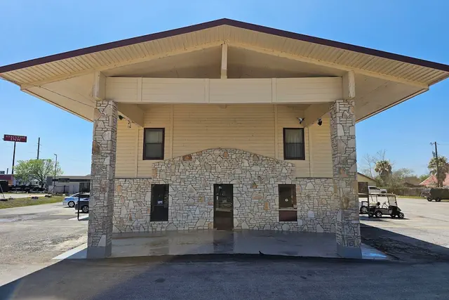 Photo 1 - Executive Inn