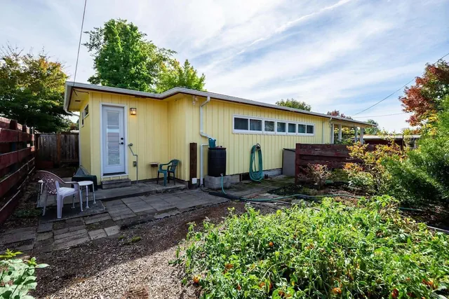 Photo 1 - Mellow Yellow - 7 Minutes To Uo & 4 Minutes To Downtown 3 Bedroom Home