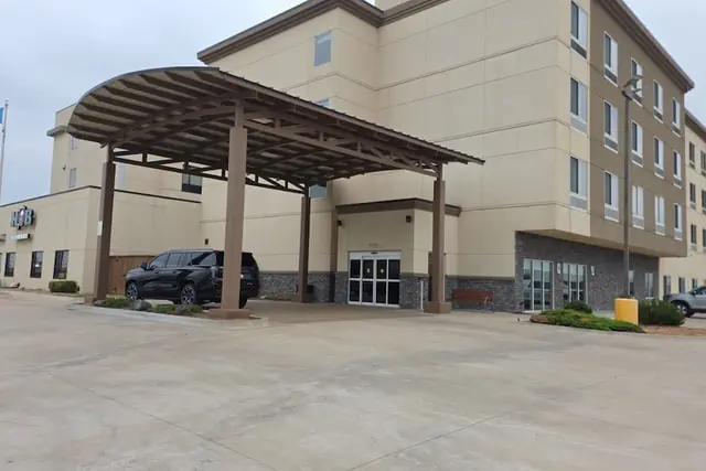 Photo 1 - FairBridge Inn And Suites Will Rogers Airport, Restaurant & Bar