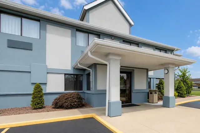 Photo 1 - Saint Joseph Inn & Suites Benton Harbor Near I-94