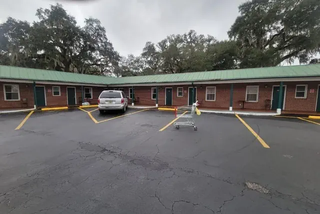 Photo 1 - Gandy Motor Lodge