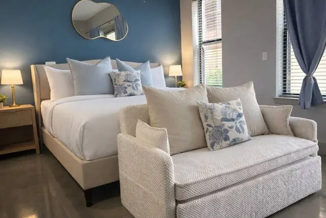 Photo 1 - Elegant Std Retreat w/ King & Full BED + Pool&gym
