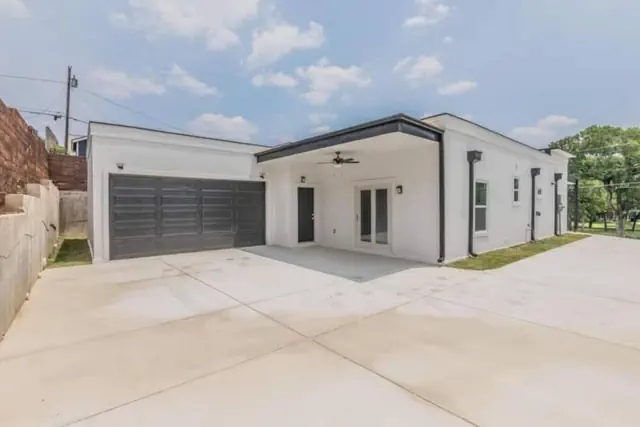 Photo 1 - 632 4 Large Bedrooms Spacious Private Yard