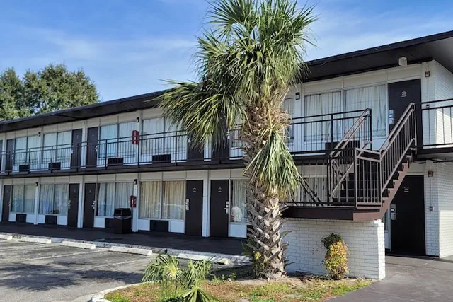 Photo 1 - Paramount Lakeside Inn & Suites