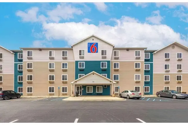 Photo 1 - Motel 6 Suites Birmingham Pelham, AL