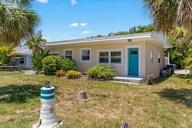 Photo 1 - 5 Mins to Nokomis Beach Tropical Bungalow