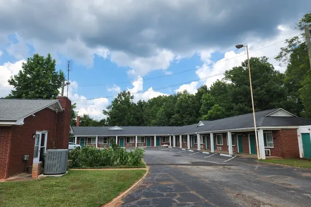 Photo 1 - Budget Inn