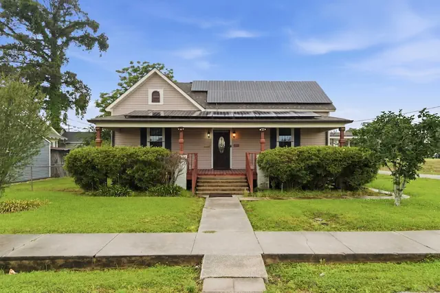 Photo 1 - Downtown Lafayette 4BR Home With Parking