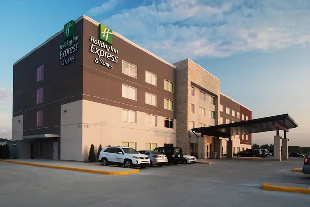 Photo 1 - Holiday Inn Express & Suites Kingdom City by IHG
