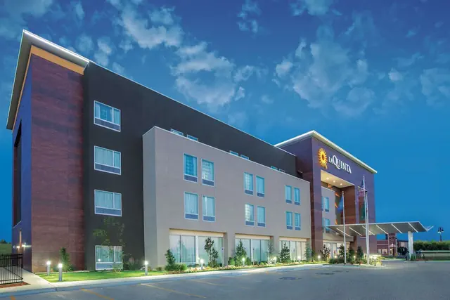 Photo 1 - La Quinta Inn & Suites by Wyndham Tulsa Broken Arrow