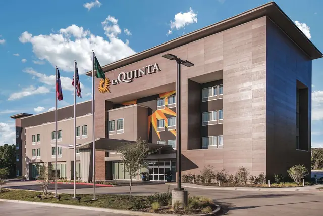 Photo 1 - La Quinta Inn & Suites by Wyndham Dallas - Richardson