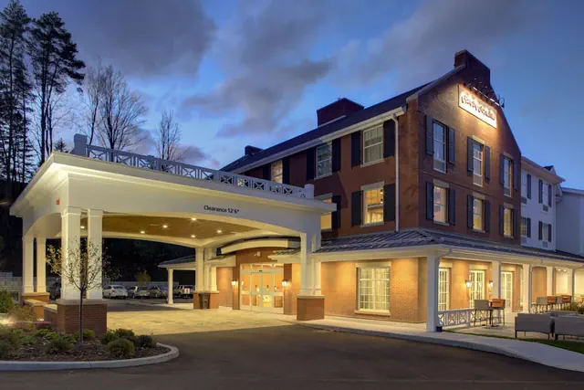 Photo 1 - Hampton Inn and Suites Manchester
