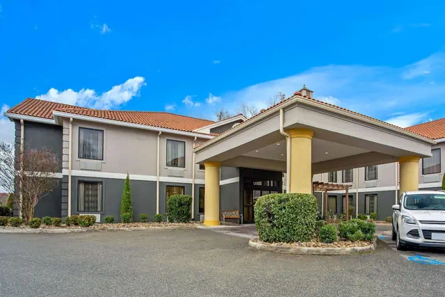 Photo 1 - La Quinta Inn by Wyndham Radford