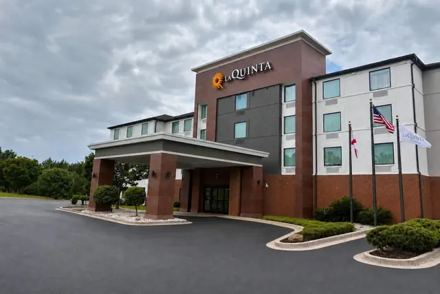 Photo 1 - La Quinta Inn & Suites by Wyndham Auburn