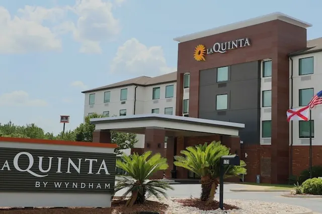 Photo 1 - La Quinta Inn & Suites by Wyndham Auburn - University Area