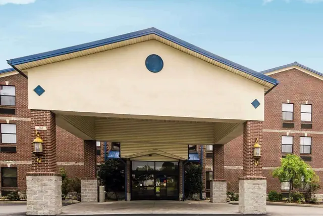 Photo 1 - Quality Suites Jeffersonville - Louisville North