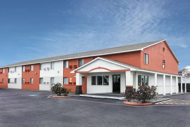 Photo 1 - Howard Johnson by Wyndham New Braunfels