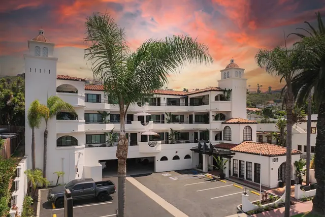 Photo 1 - The Surfbreak Hotel