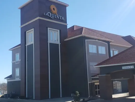 Photo 1 - La Quinta Inn & Suites by Wyndham Shawnee
