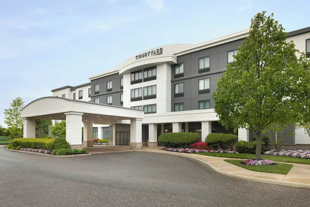 Photo 1 - Courtyard by Marriott Republic Aprt Long Island/Farmingdale