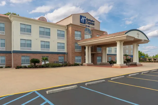 Photo 1 - Holiday Inn Express & Suites Alexandria by IHG