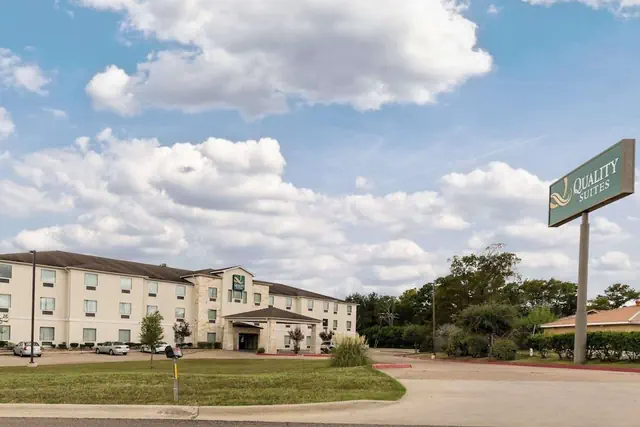 Photo 1 - Quality Suites Huntsville Near University