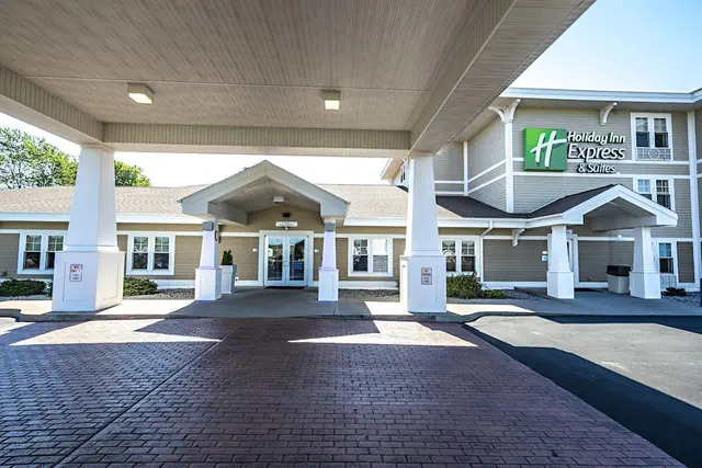 Photo 1 - Holiday Inn Express Hotel & Suites Iron Mountain by IHG