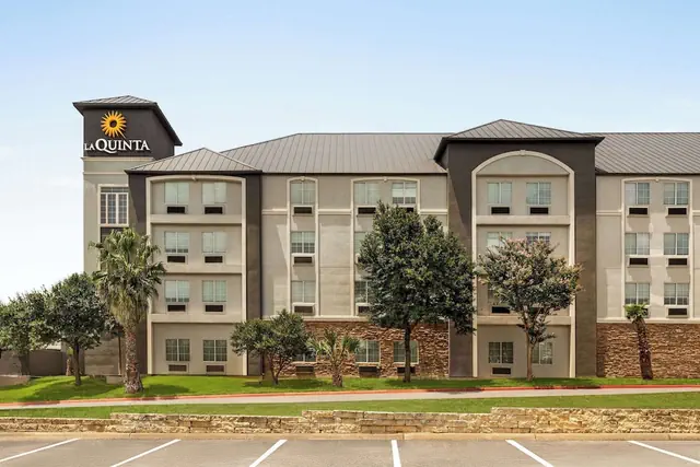 Photo 1 - La Quinta Inn & Suites by Wyndham San Antonio N Stone Oak