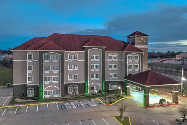 Photo 1 - La Quinta Inn & Suites by Wyndham Paris