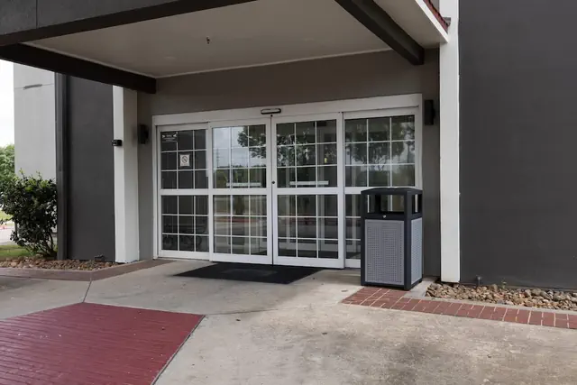 Photo 1 - La Quinta Inn & Suites by Wyndham Pearland - Houston South