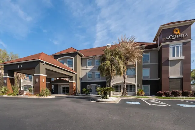 Photo 1 - La Quinta Inn & Suites by Wyndham Savannah Airport - Pooler