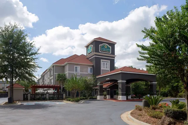 Photo 1 - La Quinta Inn & Suites by Wyndham Mobile - Daphne