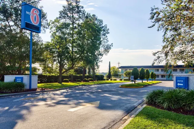 Photo 1 - Motel 6 Valdosta, GA - University