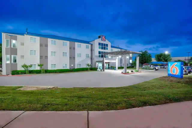 Photo 1 - Motel 6 Benbrook, TX - Fort Worth