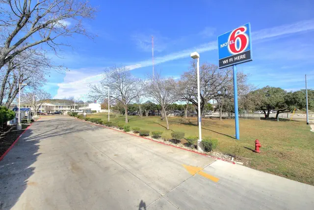 Photo 1 - Motel 6 Kerrville, TX