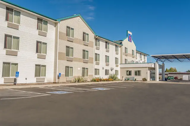 Photo 1 - Motel 6 Redmond, OR