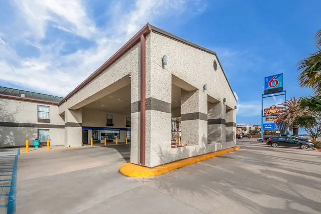 Photo 1 - Motel 6 Laredo, TX - North I-35