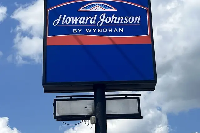 Photo 1 - Howard Johnson by Wyndham Clarksville Tennessee