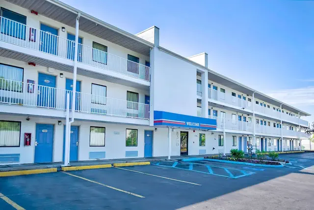 Photo 1 - Motel 6 Warren, MI - Detroit East