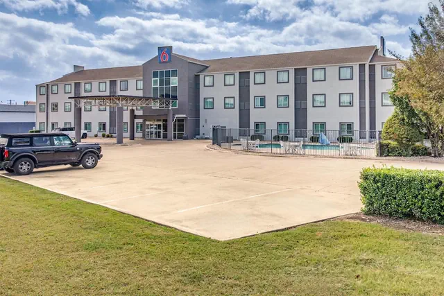 Photo 1 - Motel 6 Killeen, TX
