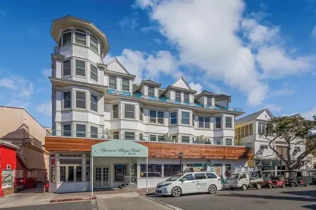 Photo 1 - Glenmore Plaza Hotel