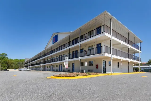 Photo 1 - Motel 6 Greenville, SC